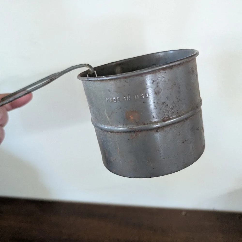 Classic Handheld Flour SifterThis traditional handheld flour sifter, as picture